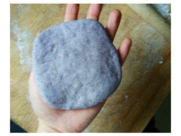 牛肉千层饼,用手轻轻按扁,也可以用擀面杖再擀开一点