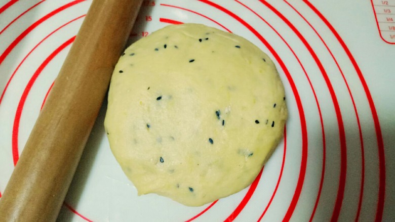 南瓜芝麻小饼干,30分钟后取出面团,室温放一会儿。稍软一点即可。