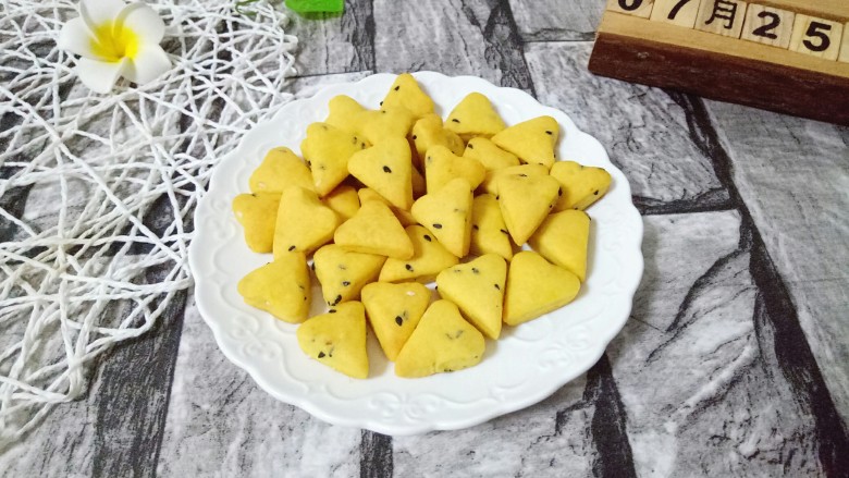 南瓜芝麻小饼干,可以开吃啦!黄油的香味,南瓜的清香,好吃哦。