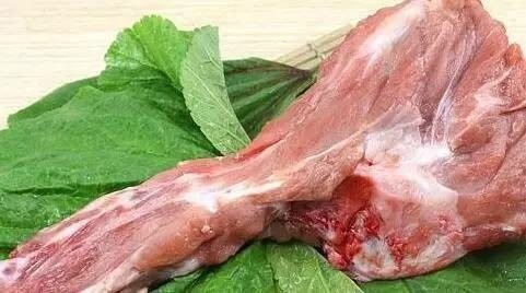健康大骨汤,买骨头时选择猪尾骨或者棒子骨,剁成大块就可以啦 ,超市都给剁的。咱们这道菜主要是喝汤,所以骨头不用带太多肉哦!把骨头用凉水泡半天,中间换两次水,这样就可以把血都泡出来,直接炖汤不用在焯水,如果临时要做没有时间泡就炒水就行,一定要把血沫去干净,这样汤才会清淡。焯水的时候放姜片和<a style='color:red;display:inline-block;' href='/shicai/ 718'>料酒</a>,几颗花椒去腥。