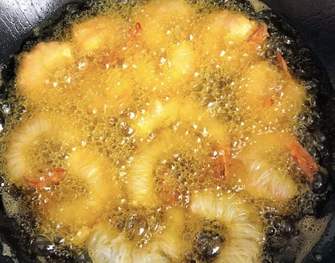 千丝万缕黄金虾,油烧至五成热的时候,小火放虾炸至金黄捞出。