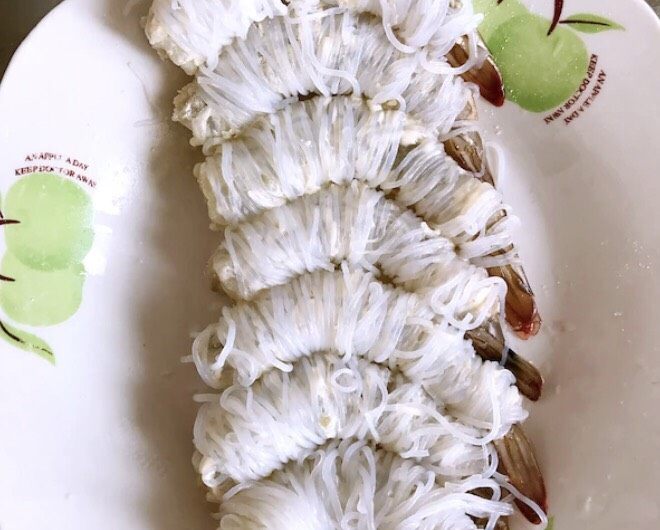 千丝万缕黄金虾,虾体用粉丝缠绕。粉丝要双股缠,这样成品会比较饱满。