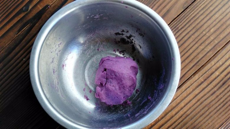 流心紫薯糕,蒸熟的紫薯放凉,去皮,