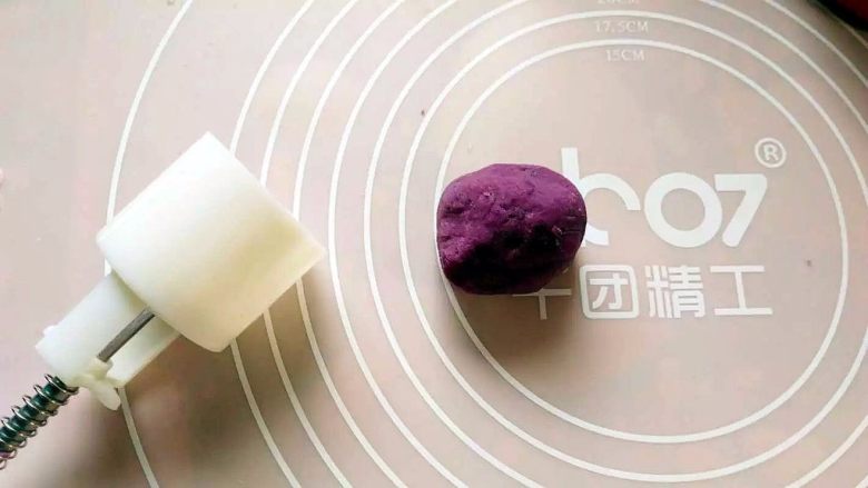 流心紫薯糕,用的是50克的月饼模,所以将紫薯泥等分成43克左右。也可以按各人喜调整克数。