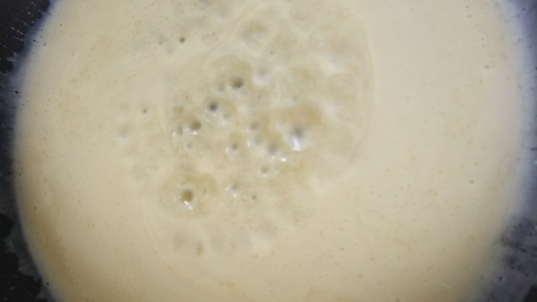 奶糖,煮开就转小火,偶尔用刮刀拌一下,这个程度就是像炼乳的颜色