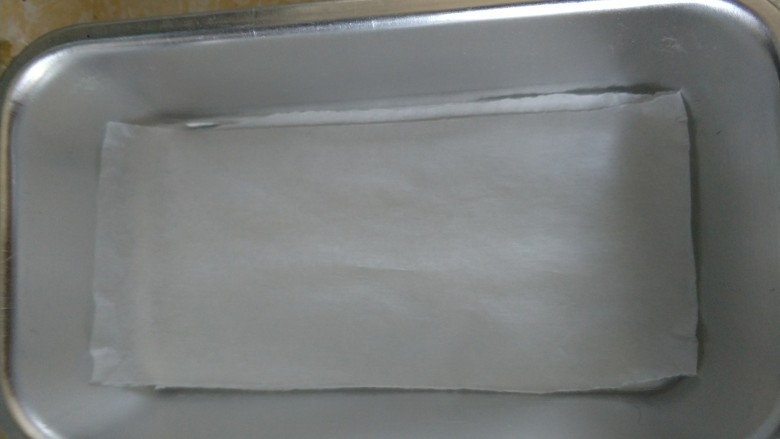 奶糖,准备装糖的东西,用油纸铺底,也可以用活底的模具,或者慕斯圈也行