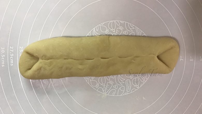 椰香绵绵吐司,两边往中间折,捏一下接口位置
