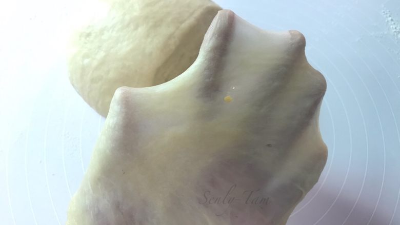 椰香绵绵吐司,检查面团状态,拉出薄薄的手套膜即可