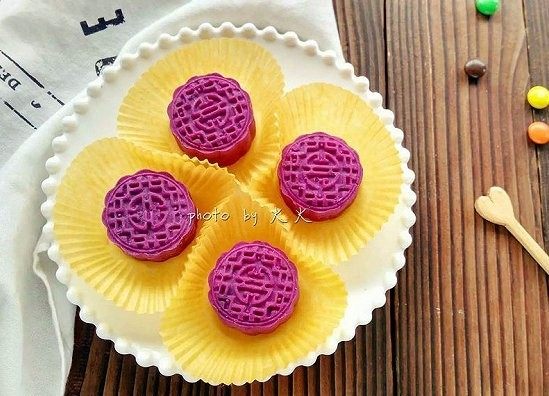 流心紫薯糕,烤好,轻拿。放入纸托,就可以装盘食用了。