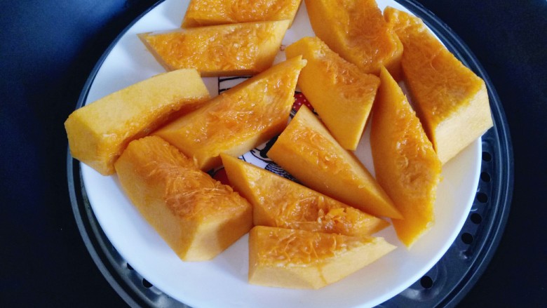 南瓜麻球,再切块,隔水蒸熟,可以用筷子扎一下来辨别是否蒸熟,轻松扎透即为熟透。