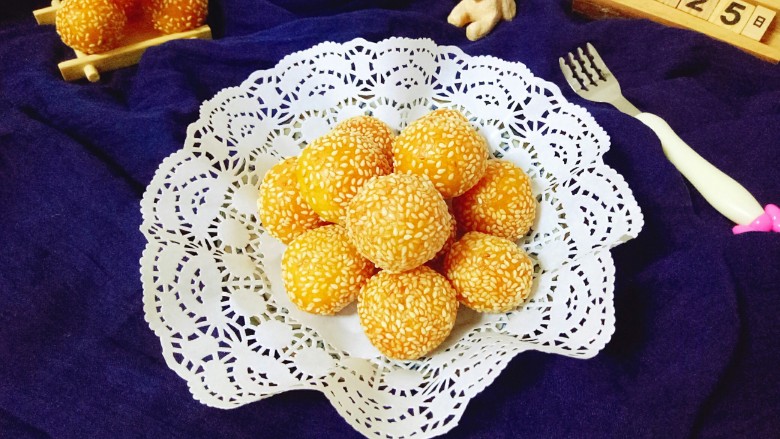 南瓜麻球,捞出后用厨房用纸吸干多余的油,即可开吃喽~ 做零食,小点心,下午茶,都很不错呦~