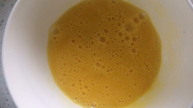 黄金棒,鸡蛋打散,把卷好的面包片放进鸡蛋液均匀裹上蛋液。
