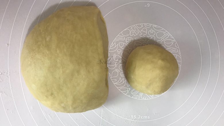 鸡蛋吐司,切出一块面团,揉圆静置30秒