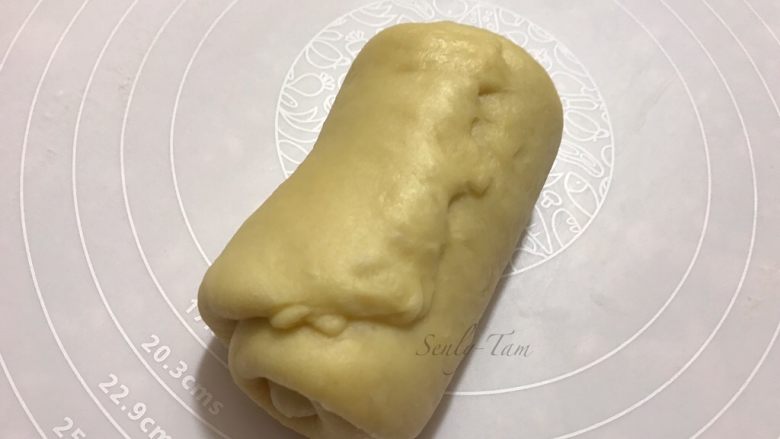 鸡蛋吐司,从上往下卷,收口要捏紧