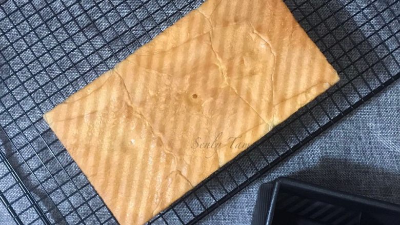鸡蛋吐司,烤完后马上取出,轻震一下,脱模放网架上晾凉
真的有直角哦!学厨的这个吐司盒导热性真的很好,纹路清晰,易脱模,易清洗。