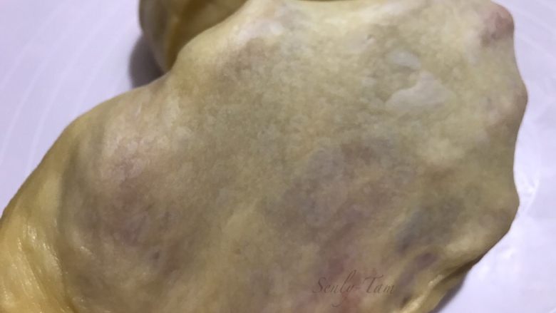 鸡蛋吐司,检查面团状态,拉出薄薄的手套膜即可