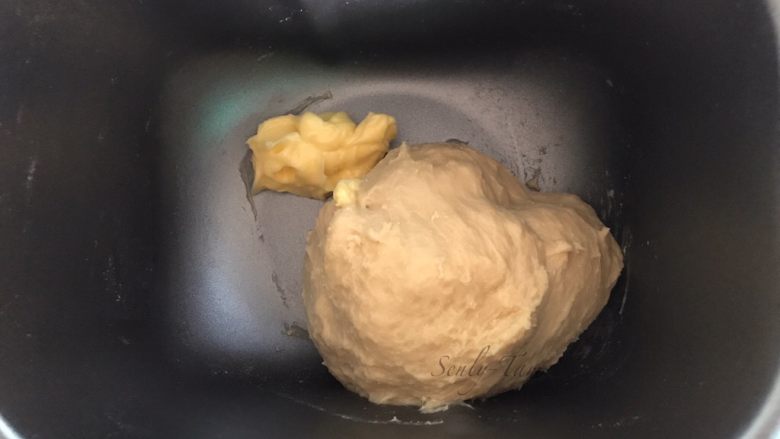 鸡蛋吐司,程序结束后,加入软化的黄油,再次和面15分钟