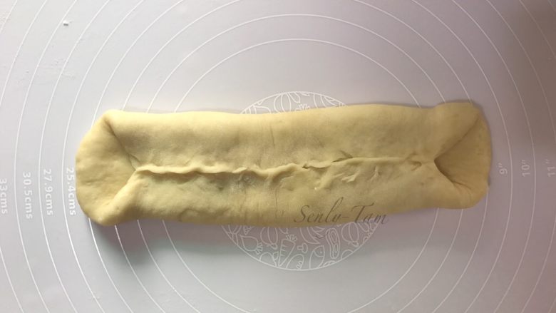 鸡蛋吐司,两边往中间折,稍微捏一下接口位置