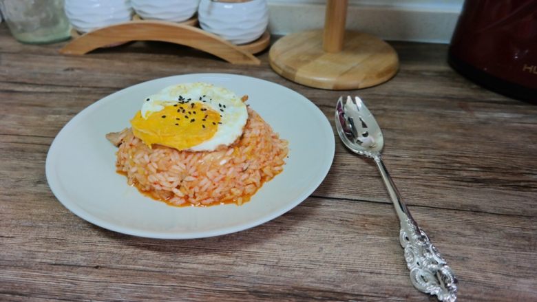 五花肉辣白菜炒饭,放上鸡蛋