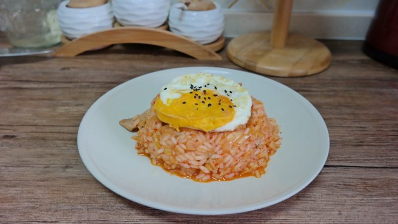 五花肉辣白菜炒饭,装盘