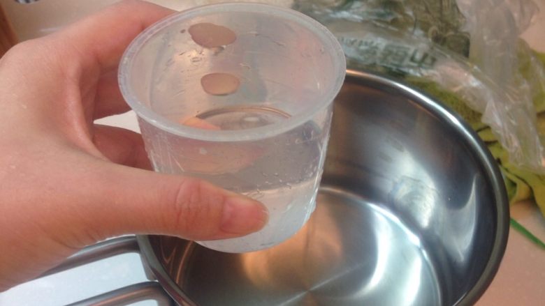 紹興醉雞,接下來準備紹興浸泡湯汁,1杯開水+1.5杯紹興酒,想要酒味濃點可以調到2杯酒,我用1.5杯酒氣已足夠