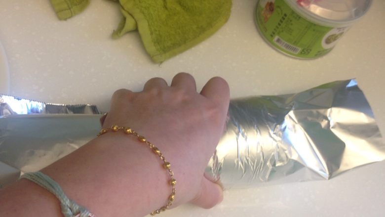 紹興醉雞,利用鋁箔將雞肉捲起來,捲緊,兩側捏緊避免散開
