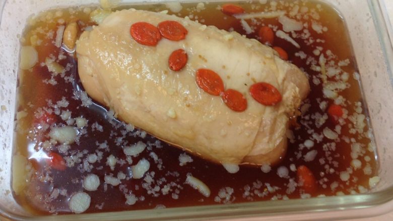 紹興醉雞,如果湯汁沒有淹蓋過雞肉卷,要3小時翻面,才能夠整個雞肉卷入味,放入冰箱冷藏冰鎮一晚後就隨時能享用啦