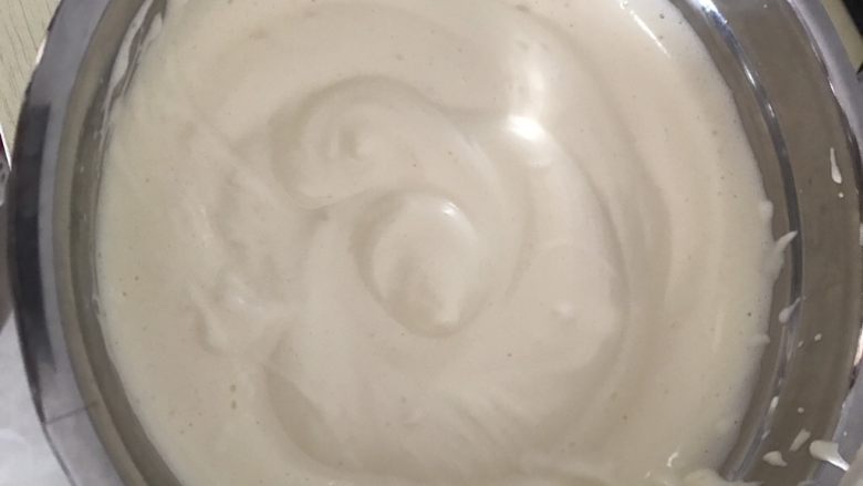 无水无油脆皮蛋糕,当打发到40度左右时,从热水中取出,换高速打发,打发到有清晰纹理并且不容易消失时就可以了