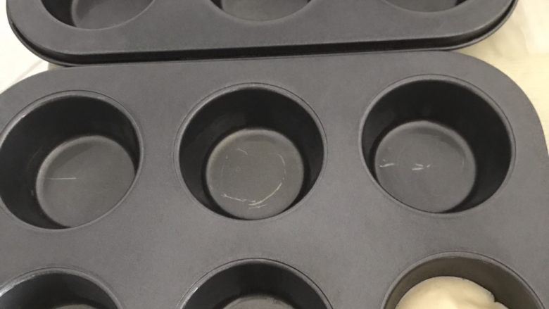无水无油脆皮蛋糕,蛋糕模具刷一层油,量蛋糕泽用小勺或者裱花袋,放入蛋糕模具,八九分满即可