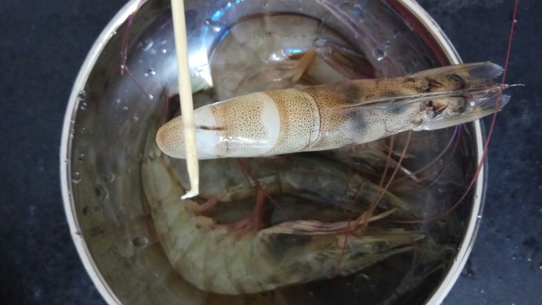 非虾本意,挑虾线(用牙签从第三个关节处挑虾线)