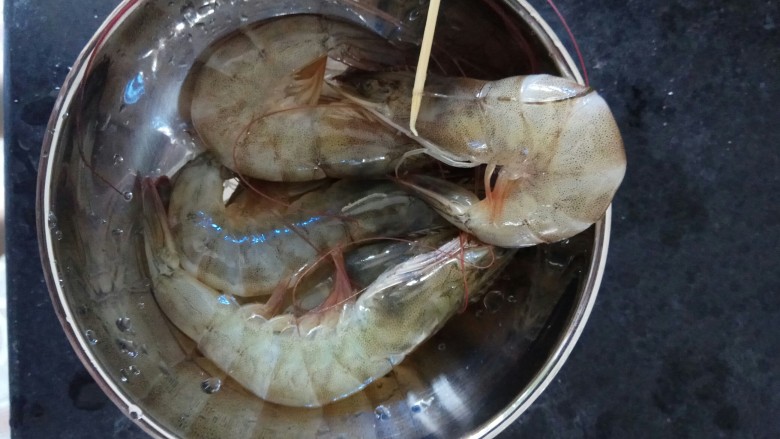 非虾本意,按上述方法挑出的虾线如图