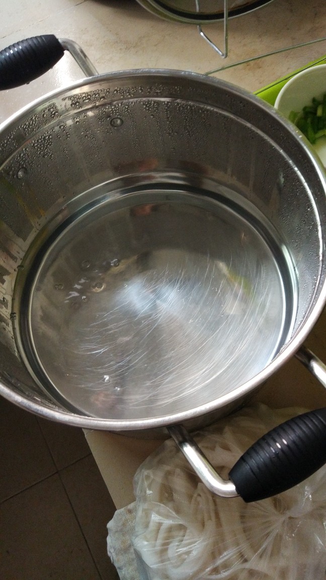 潮式清汤牛肉丸冬瓜河粉。,提前备好开水,开水多少根据你要煮的<a style='color:red;display:inline-block;' href='/shicai/ 532'>河粉</a>多少准备。我为了开水不冷确,提前放锅内盖上了。