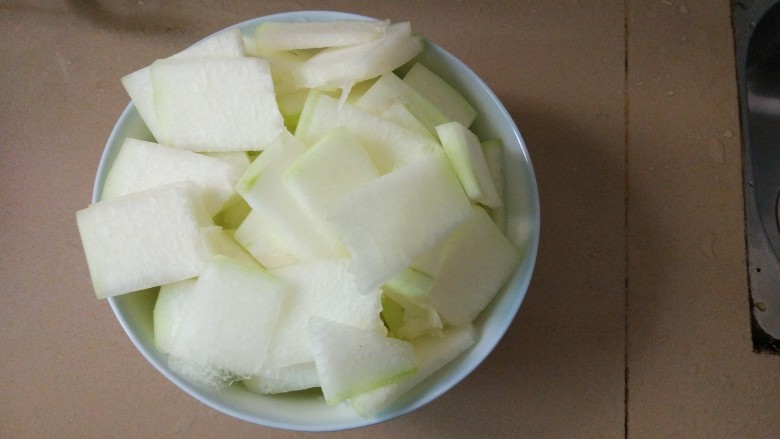 潮式清汤牛肉丸冬瓜河粉。,<a style='color:red;display:inline-block;' href='/shicai/ 56'>冬瓜</a>切片。不用太细,不然一煮就化了,也不可太粗不然难煮开。