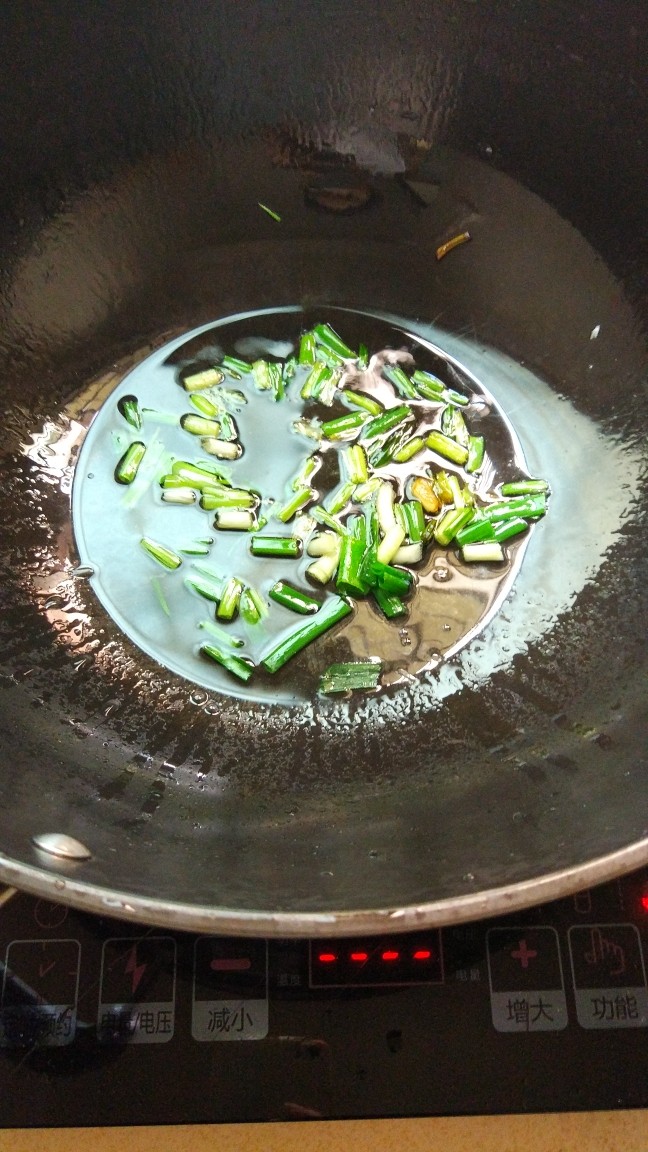 潮式清汤牛肉丸冬瓜河粉。,先热锅下油,在把一半的葱花爆香。
