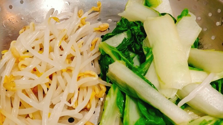 油泼扯面,焯好豆芽和青菜!