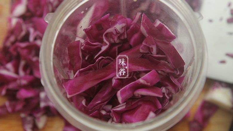 桂花胭脂藕,把紫甘蓝放进料理机中,再倒入一碗凉白开水,打碎过滤后取汁;
