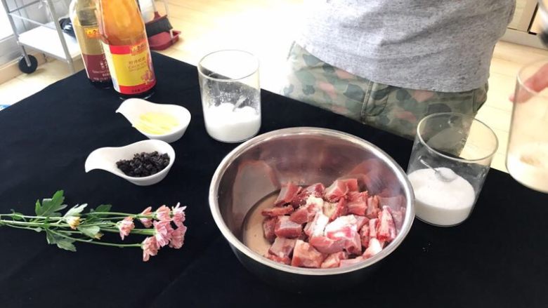 豉香蒸排骨,腌制入味后加入生粉。
