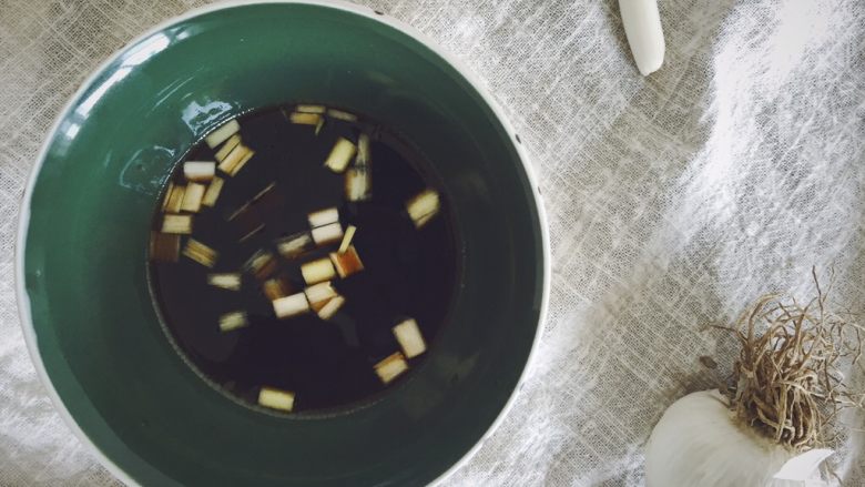辣根木耳,放入醋,酱油香油,并加入适量凉白水