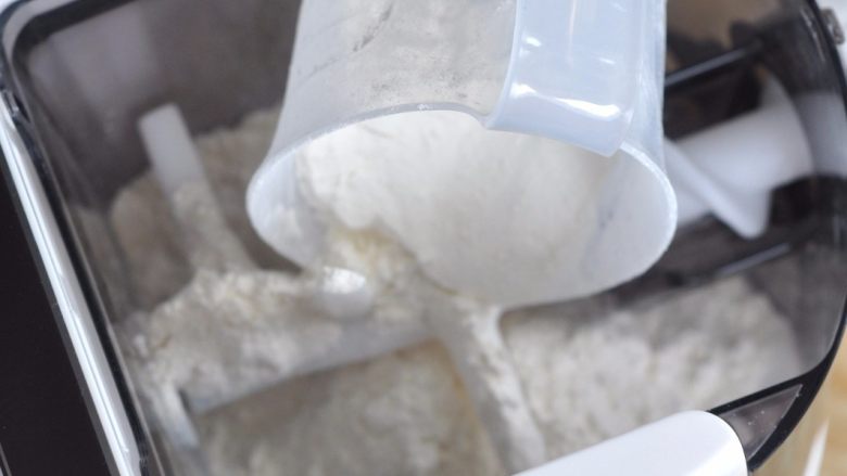 奥尔良空心炒面,选择空心面的压头安装好。将<a style='color:red;display:inline-block;' href='/shicai/ 519'>面粉</a>倒入面条机内。