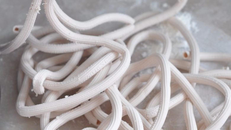 奥尔良空心炒面,面条机会自动挤压出面。