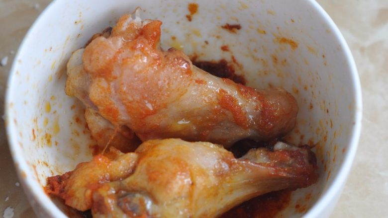 奥尔良空心炒面,<a style='color:red;display:inline-block;' href='/shicai/ 1053'>翅根</a>用新奥尔良调料腌制好，放入微波炉加热3分钟。