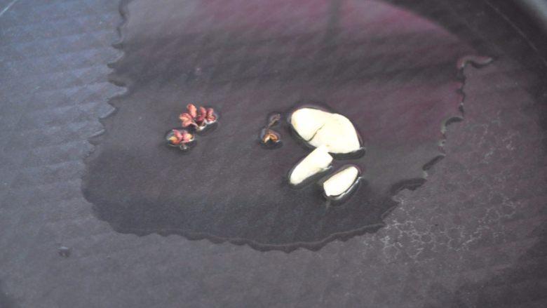 奥尔良空心炒面,锅里倒入油，放入<a style='color:red;display:inline-block;' href='/shicai/ 700'>花椒</a>、蒜粒爆香。