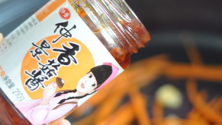 奥尔良空心炒面,加入奥尔良味香菇酱。