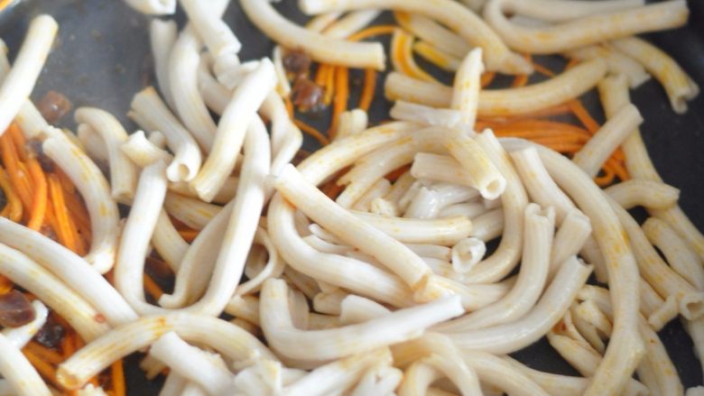 奥尔良空心炒面,加入之前的面条，翻炒均匀。