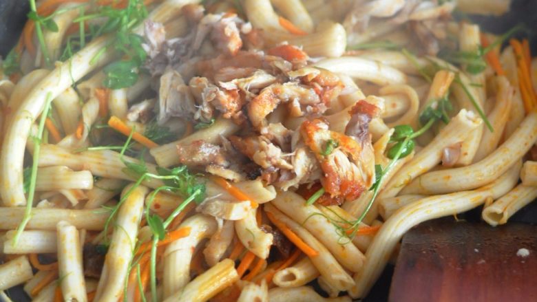 奥尔良空心炒面,最后将剃下来的鸡肉放入，翻拌均匀。