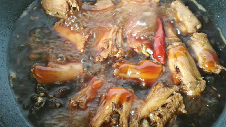 五香鸭脖,再加适量蚝油进行调味,因为有生抽,老抽,蚝油就不需要加盐了,再煮汤汁干点即可出锅