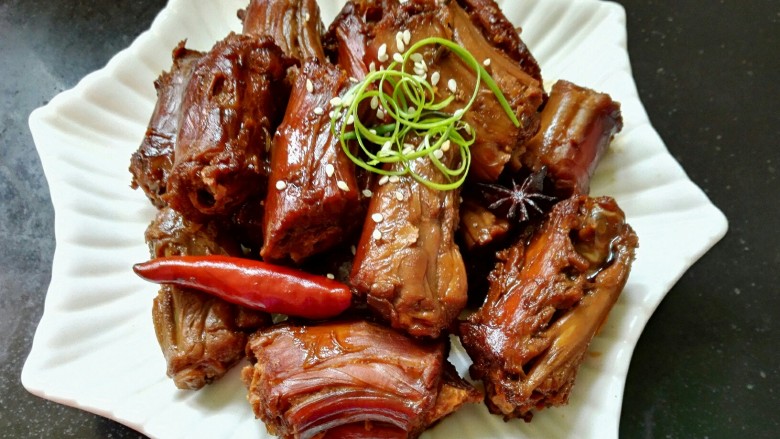 五香鸭脖,盛出装盘,撒上芝麻和<a style='color:red;display:inline-block;' href='/shicai/ 3250'>葱</a>丝卷