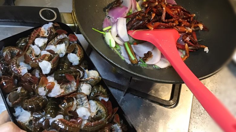 香炸土豆烧龙虾球,开大火倒入虾球进行翻炒
加料酒适量
加酱油 蚝油 糖 调味继续大火翻炒