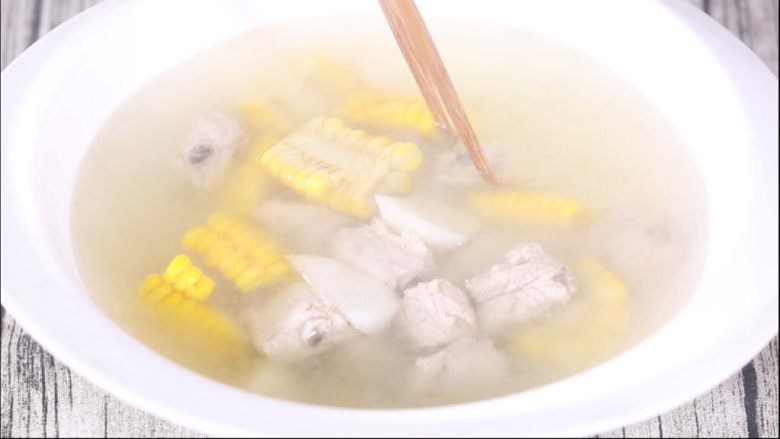 玉米山药排骨汤,调整一下准备吃饭,记住好看的摆盘可以增加食欲呦!