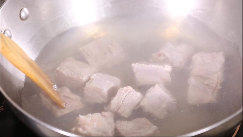 玉米山药排骨汤,排骨洗净后沸水,有效去除排骨内的杂质,并起到去腥的作用,也可以略加少许盐,提前入味杀菌。